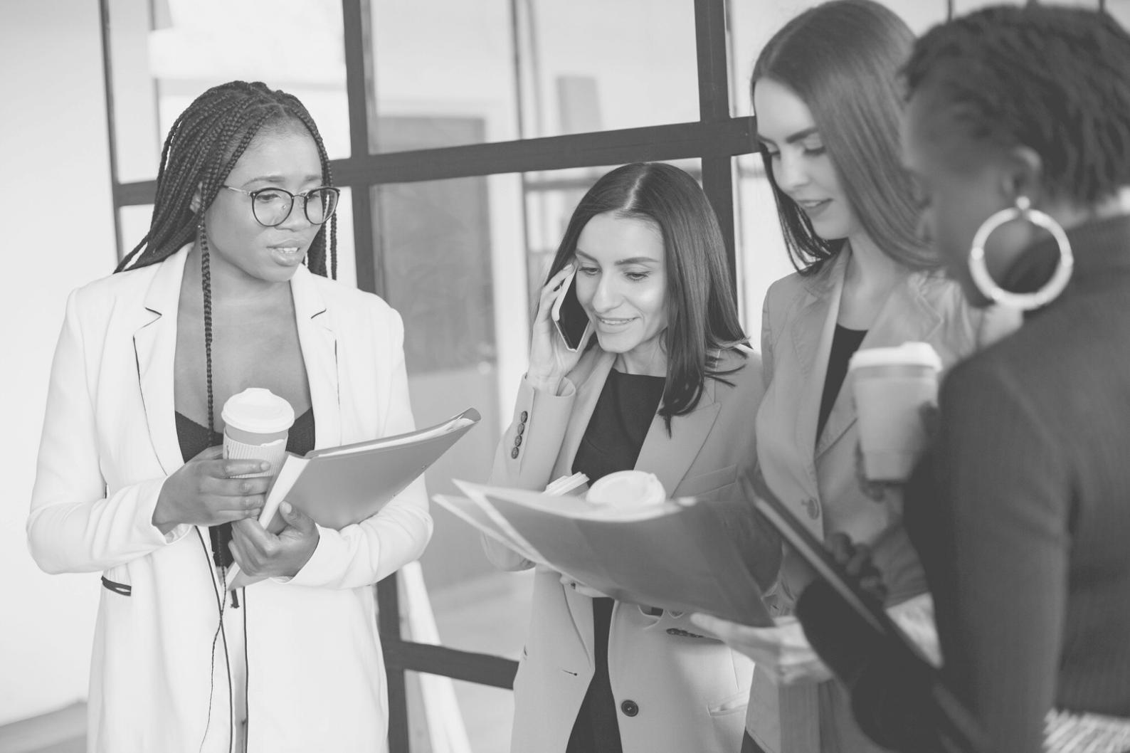 Estudiantes trabajando en proyectos reales