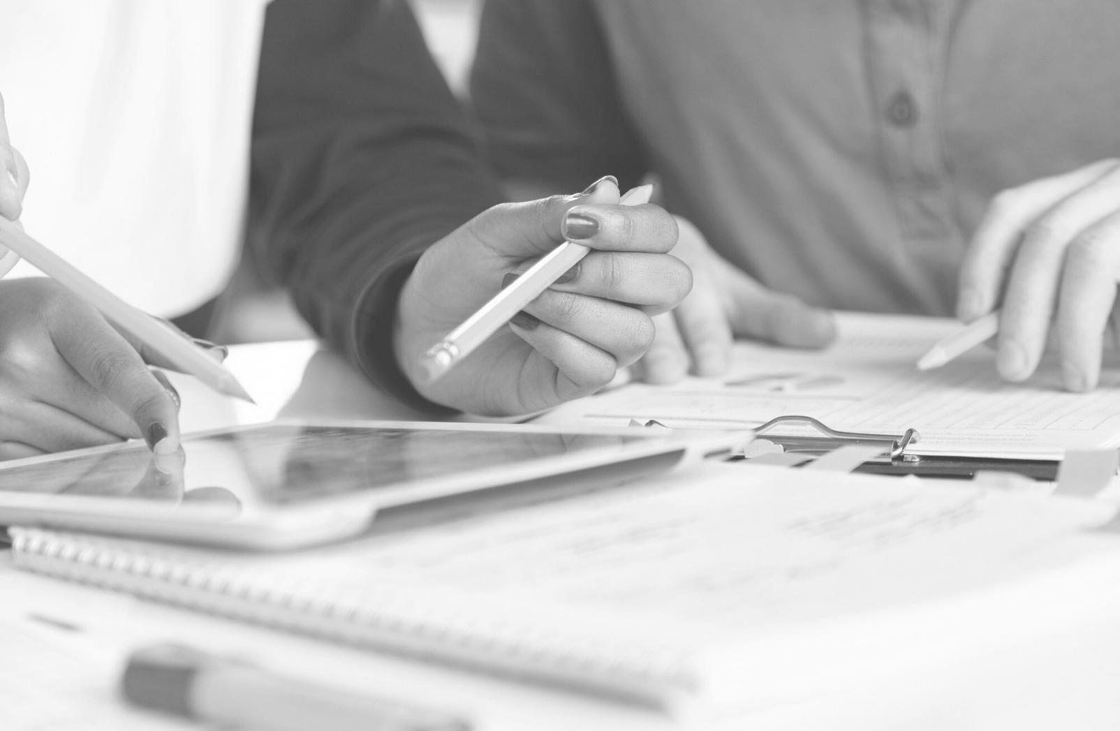 Equipo de instructores colaborando en el desarrollo de materiales educativos para análisis financiero